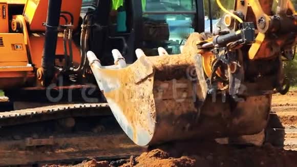 重型履带式挖掘机在采石场工作强大的建筑机器视频的预览图