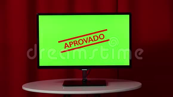 平板电视站在一张白色的桌子上绿色屏幕核准邮票红色背景视频的预览图