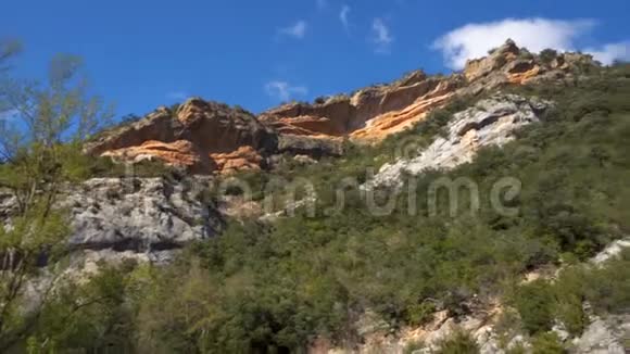 在西班牙布尔戈斯省的奥纳村奥卡河峡谷的台阶岩壁的恐慌镜头视频的预览图