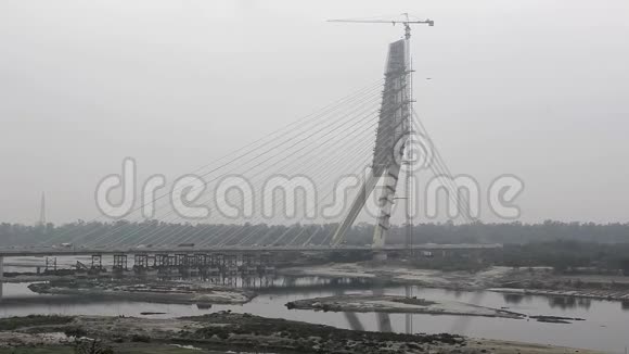多云天气下亚穆纳河上正在施工的斜拉桥交通签名桥印度视频的预览图