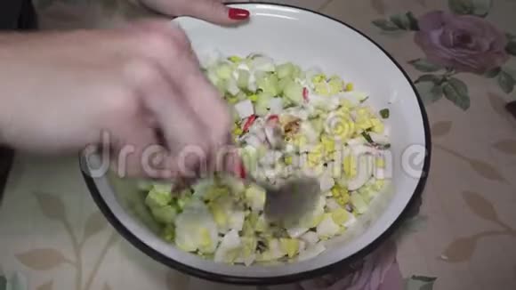 沙拉与蟹棒罐装玉米和青葱混合视频的预览图