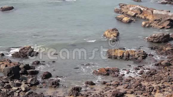落基海海岸海浪和石头在水中对抗蓝色的海洋鸟瞰视频的预览图