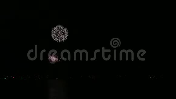 江面夜空中闪烁着灿烂的烟花火花映在水中时间跨度视频的预览图