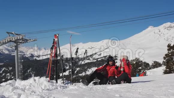 几个滑雪者在雪地上玩得很开心这一次他们相处的心情很好视频的预览图