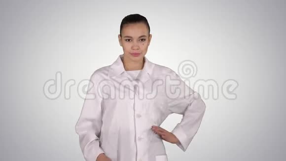女医生像模特一样在梯度背景下行走视频的预览图