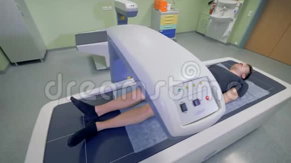 核磁共振成像CTPET扫描仪工作在医院做断层扫描特写视频的预览图