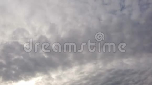 多云的天空中有灰色的高积云与雨云交叉视频的预览图