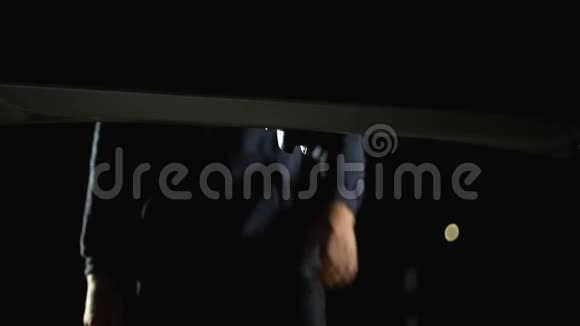 在巴拉克拉瓦的强盗打开汽车后备箱偷钱犯罪安全系统视频的预览图