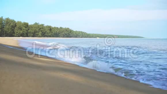 4K视频夏季海滩放松与波克轻石和蓝天视频的预览图