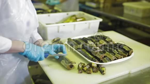 鱼厂切割熏鱼的女工鱼类加工厂冷热熏鱼海上食品制造视频的预览图
