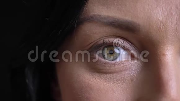 一张美丽的成年女性脸的特写半脸肖像灰色的眼睛直视着相机带着微笑的表情视频的预览图