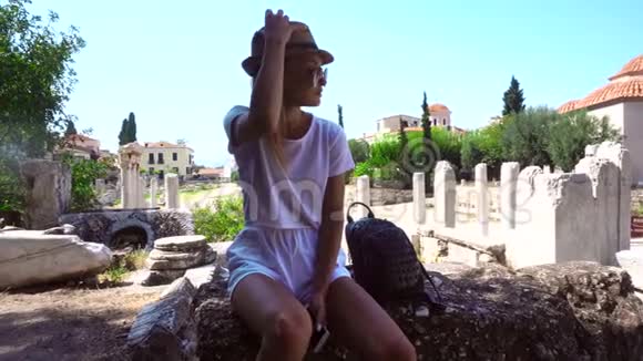 在希腊废墟上休息的少女视频的预览图