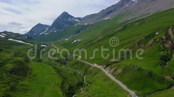 瑞士阿尔卑斯山圣莫里茨附近的阿尔布拉山口瑞士从上面视频的预览图