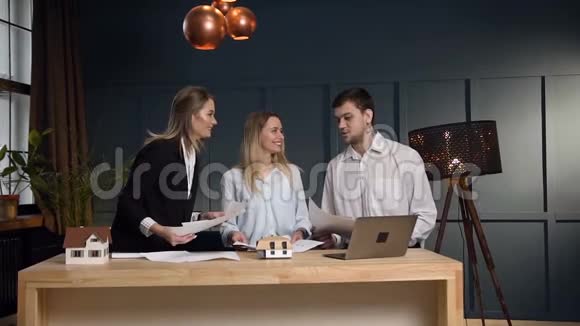 三位年轻建筑师在办公室工作期间的肖像视频的预览图