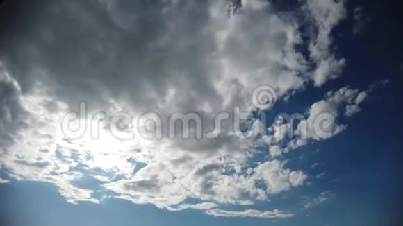 时光流逝蔚蓝的夏日天空白云和美丽的灯光视频的预览图