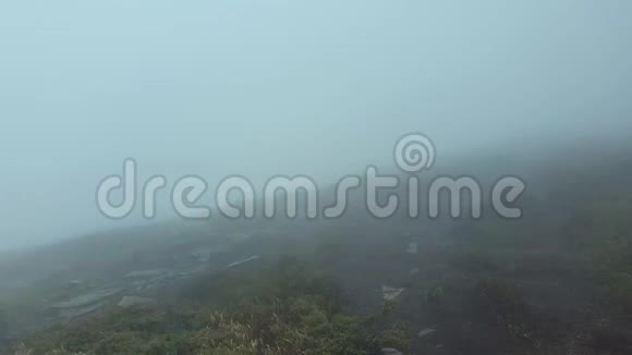 大风景观的雾谷和云山山上的寒风正在吹阴郁的日子里的戏剧性场面视频的预览图