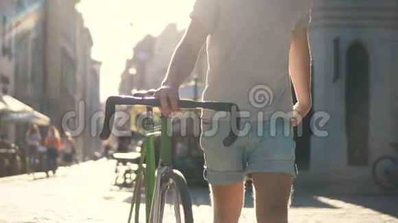 青少年在城市里骑自行车走路视频的预览图