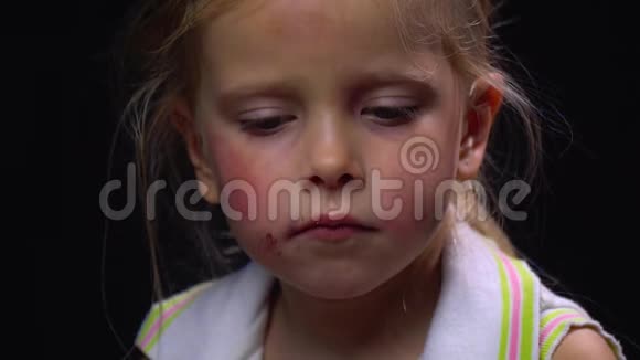 一个蓝眼睛黑背景的孤儿的特写镜头视频的预览图