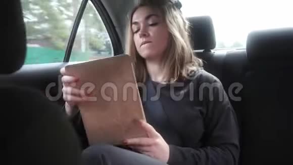在汽车后座旅行的年轻女子视频的预览图