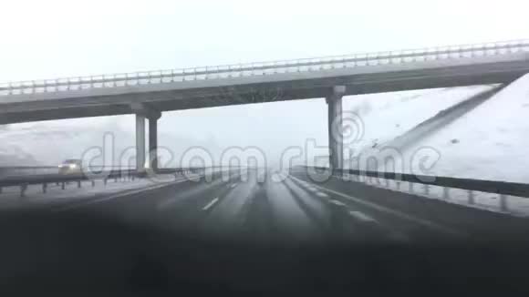 道路在雪中公路在冬天从第四街的挡风玻璃看视频的预览图