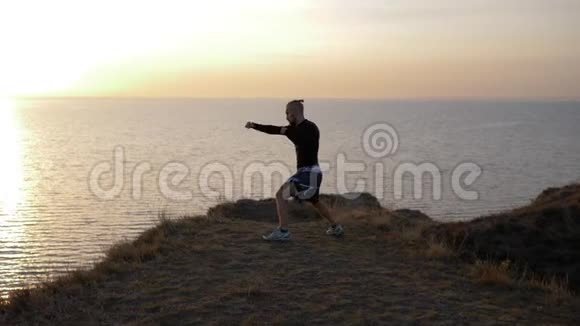 自卫训练拳手男子练拳比赛前在近海山进行视频的预览图