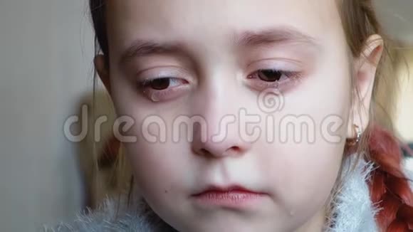 少女为怨恨而哭泣婴儿一个人在哭视频的预览图