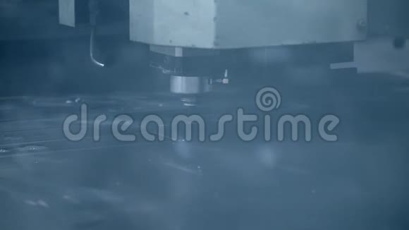 激光金属切割过程中会产生明亮的火花车间工业焊接视频的预览图