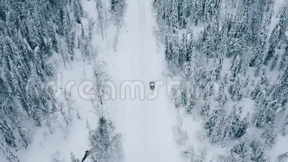 冬季公路上的汽车俯视图视频的预览图