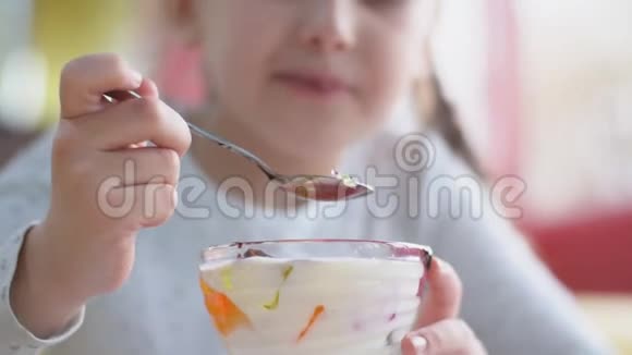 女孩用勺子吃甜点视频的预览图