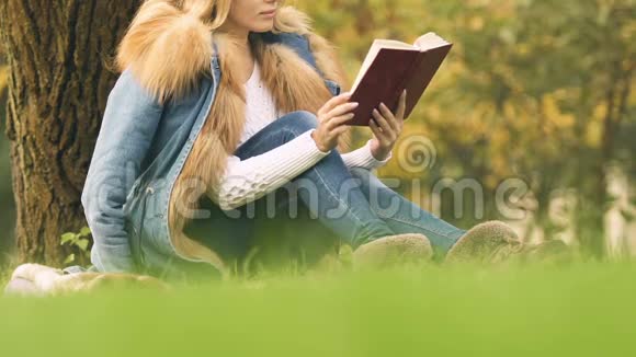 女学生在公园看书在新鲜空气中愉快的消遣放松视频的预览图
