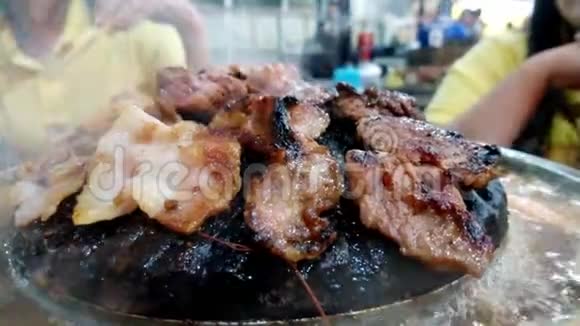烤猪肉放在锅子上锅子是用大量的烟烧开的视频的预览图