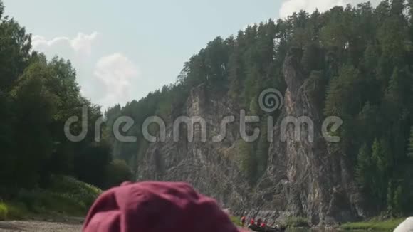 江岸景色河面悬崖峭壁浮筏的全景视频的预览图