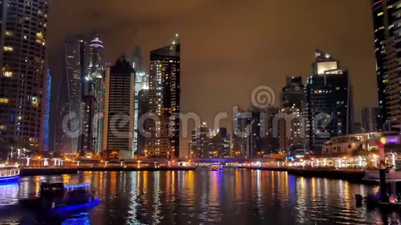 夜晚的迪拜码头有船和天际线视频的预览图
