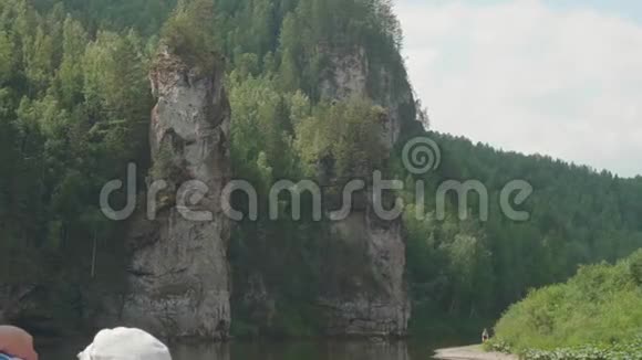 江岸景色河面悬崖峭壁浮筏的全景视频的预览图