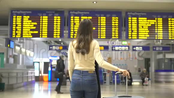 女性旅客在机场旅行中查看离港登记信息视频的预览图