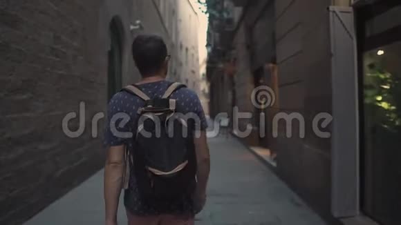 好奇的人在巴塞罗那旅行夏天在哥特式街区散步视频的预览图