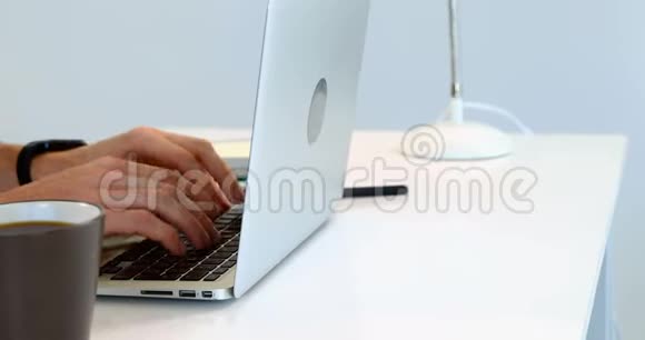 男人一边喝咖啡一边用笔记本电脑背景为4k视频的预览图