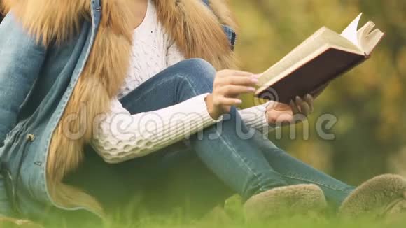 美丽的金发读书在公园放松浪漫和有创造力的人视频的预览图