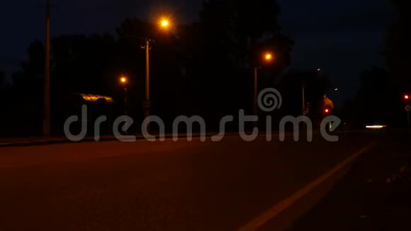 夜间有红绿灯的十字路口有车灯高速公路路口交通较少视频的预览图