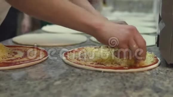 厨师把磨碎的奶酪放在一圈披萨面团上视频的预览图