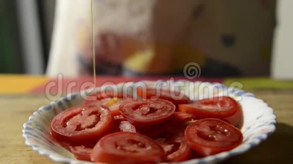 涂上橄榄油的番茄片视频的预览图