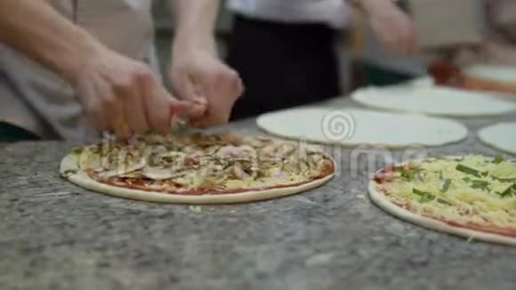 厨师把火腿放在比萨饼面团圈上的其他配料上然后完成烹饪视频的预览图