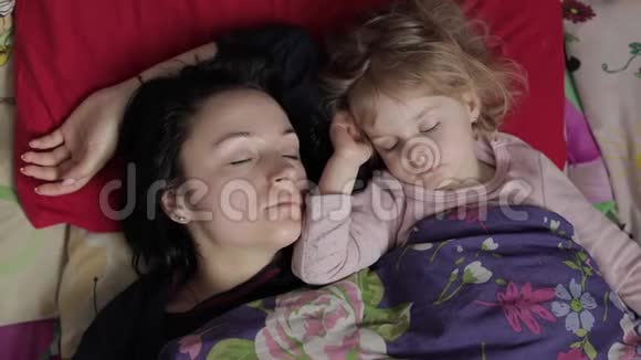 睡眠不足的年轻女人带着她的孩子不想早上醒来视频的预览图