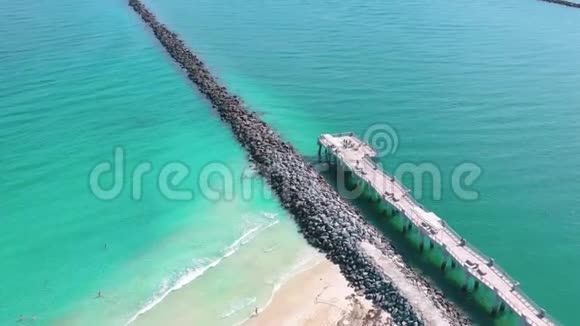 迈阿密佛罗里达美国2019年5月空中无人机全景飞行迈阿密海滩防波堤码头和海上从上面视频的预览图