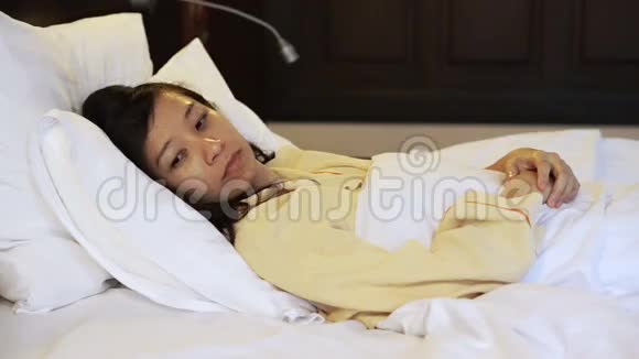 视频亚洲女人在床上失眠和思考生活视频的预览图