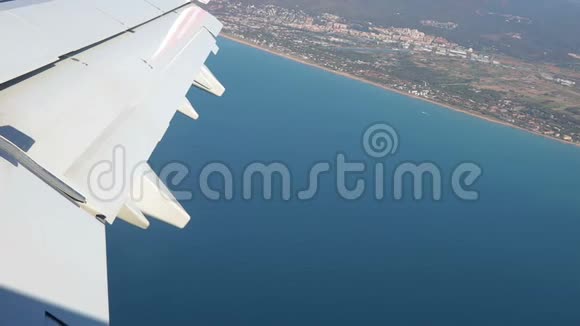 从客机上拍摄的空中镜头视频的预览图