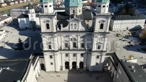 萨尔茨堡大教堂上方的空中镜头可以看到4k的城市景色视频的预览图