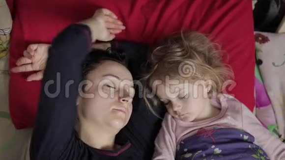 睡眠不足的年轻女人带着她的孩子不想早上醒来视频的预览图