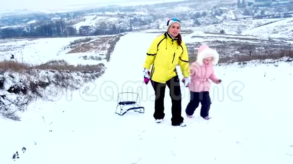妈妈带着女儿带着雪橇视频的预览图