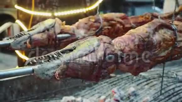 烤鳄鱼在明火上的海上美食餐厅越南的异国风味餐亚洲美食生食视频的预览图